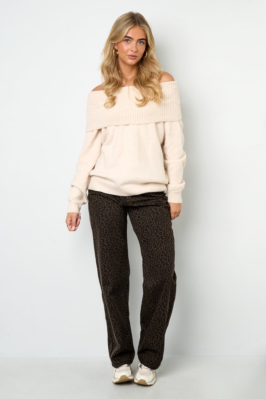 Off the shoulder basic trui