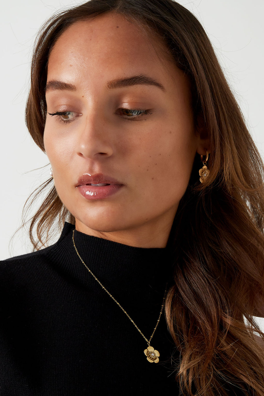 bolletje ketting met bloemetjes hanger en parel