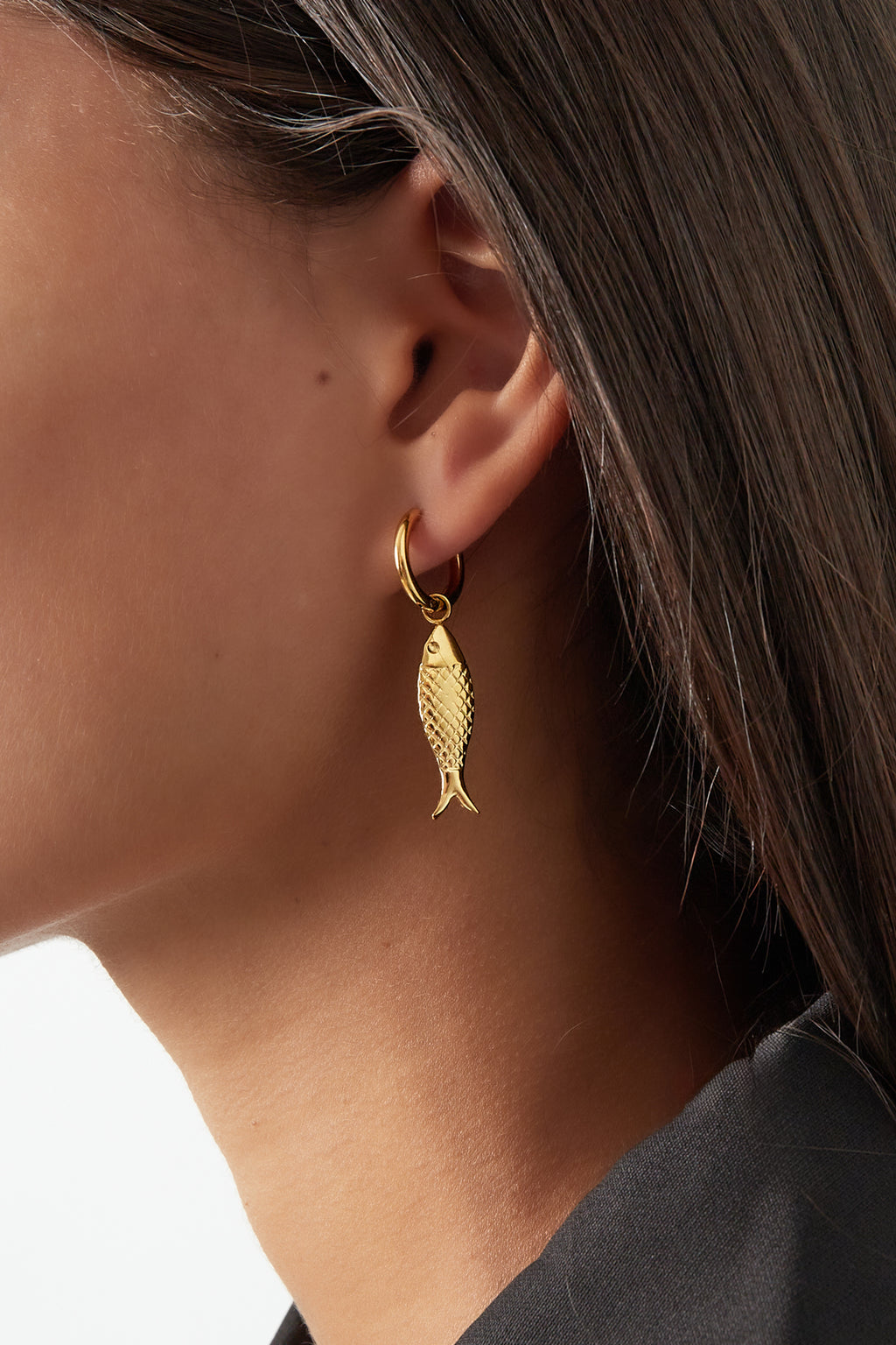 fish charm oorbellen