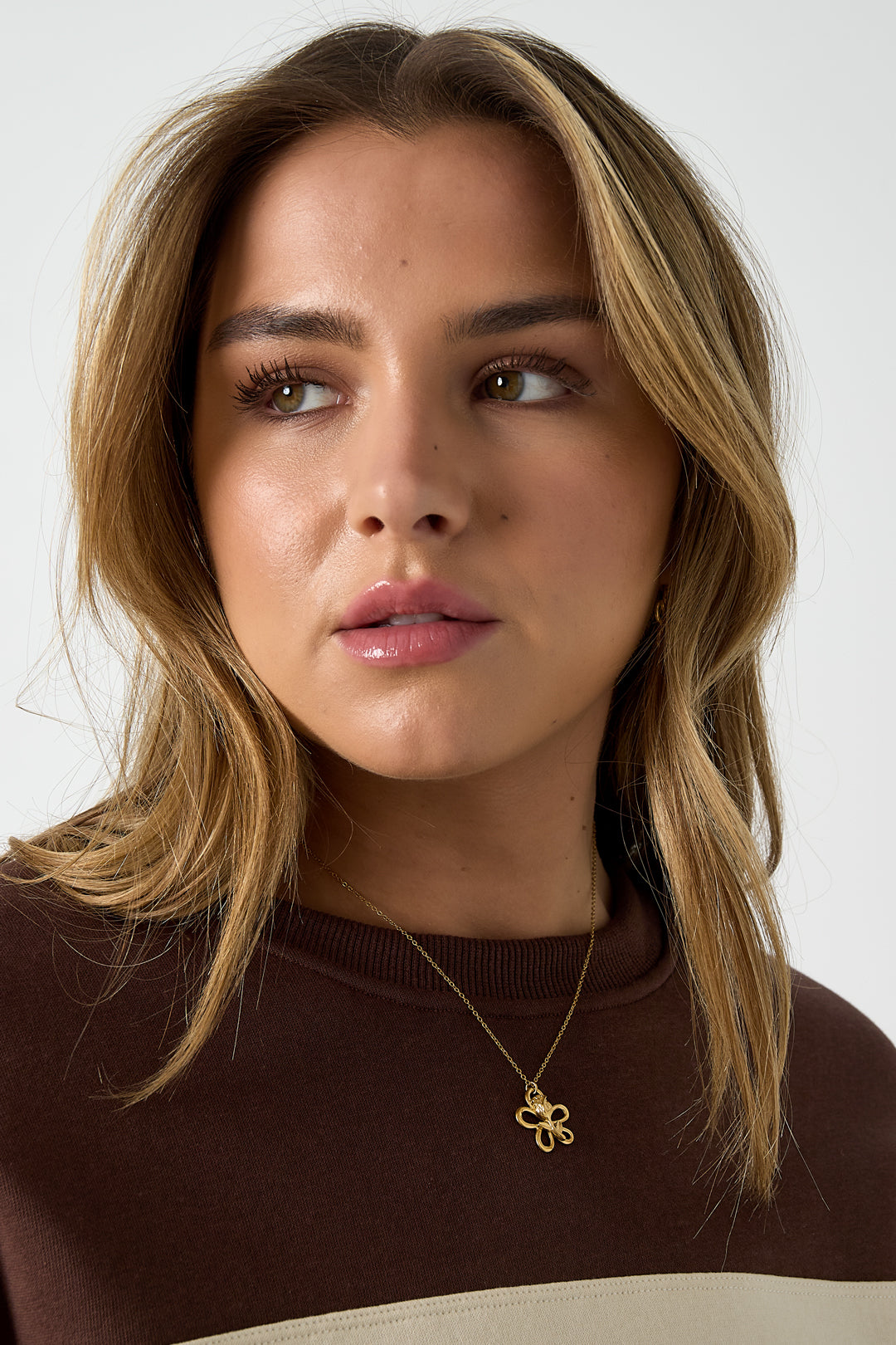 Ketting met roos op bloemhanger