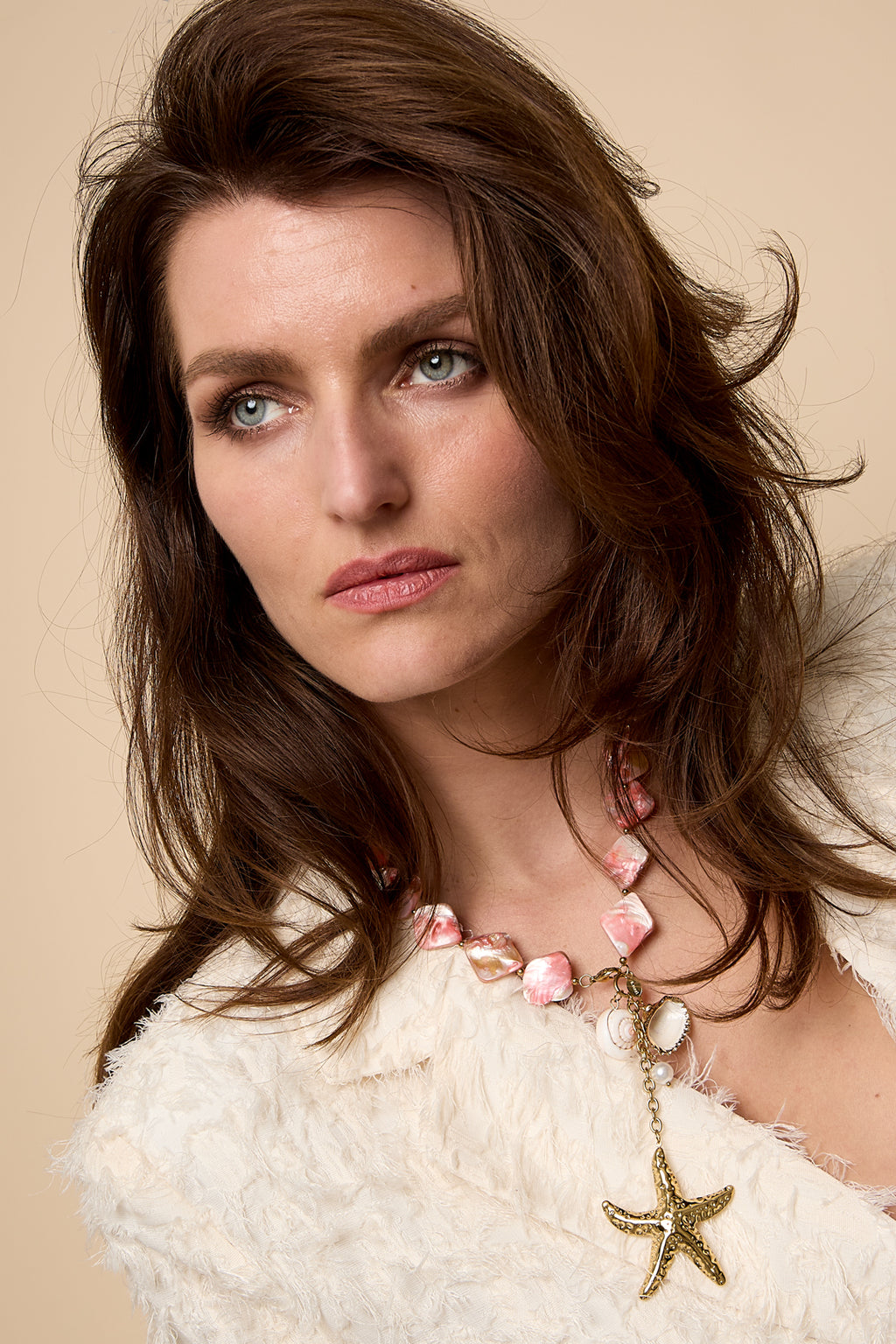 Ketting met kralen van zeeschelpen, schildpadmotief, vakantie/strandthema, etnische serie, damessieraden