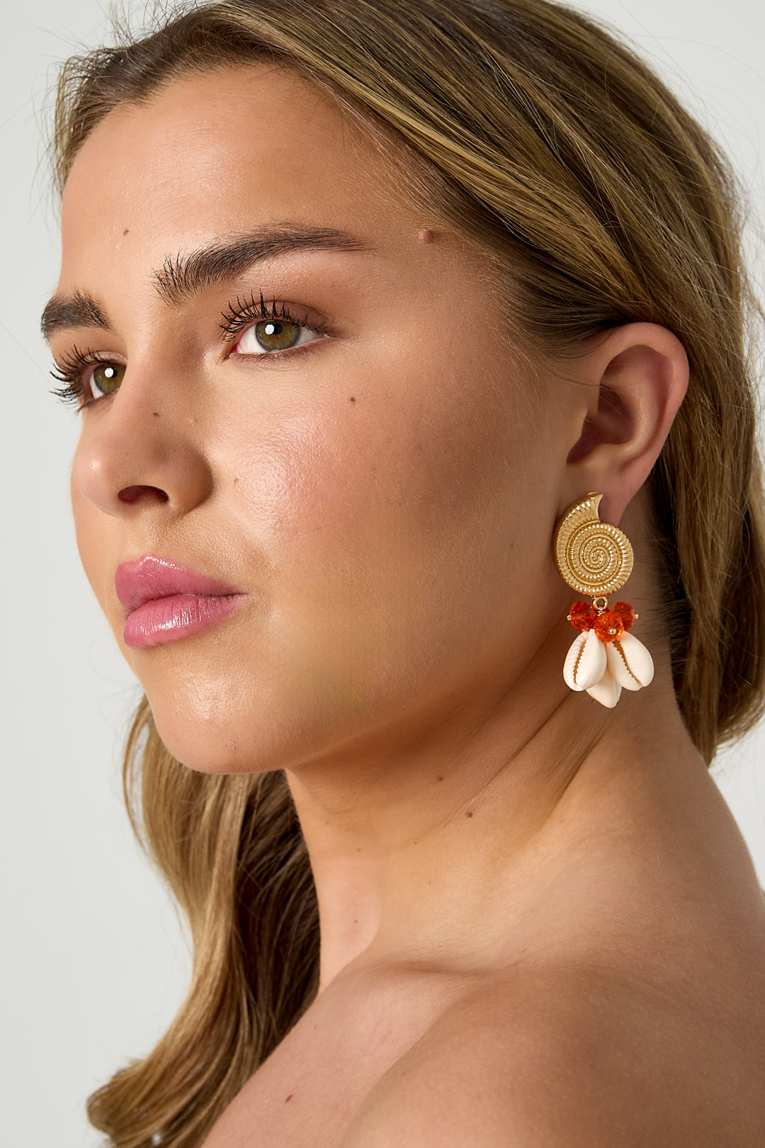 Oorbellen met schelpvormige hangers en kralen